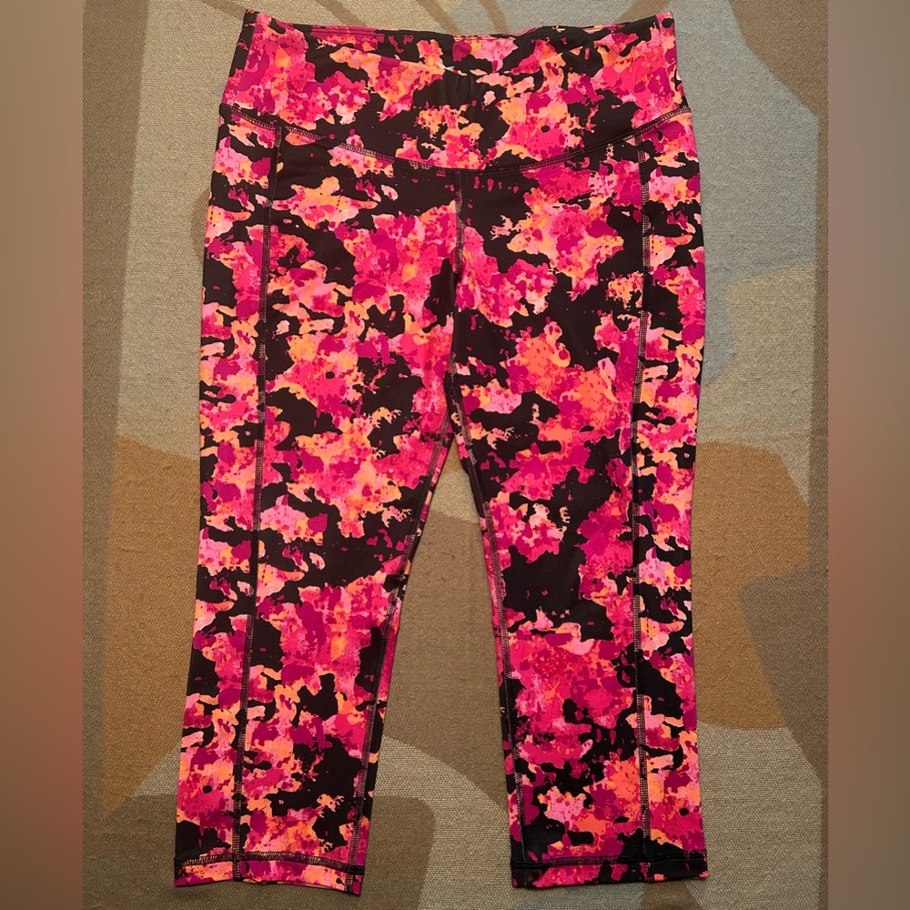 Old Navy coral and black gusseted capri leggings, L